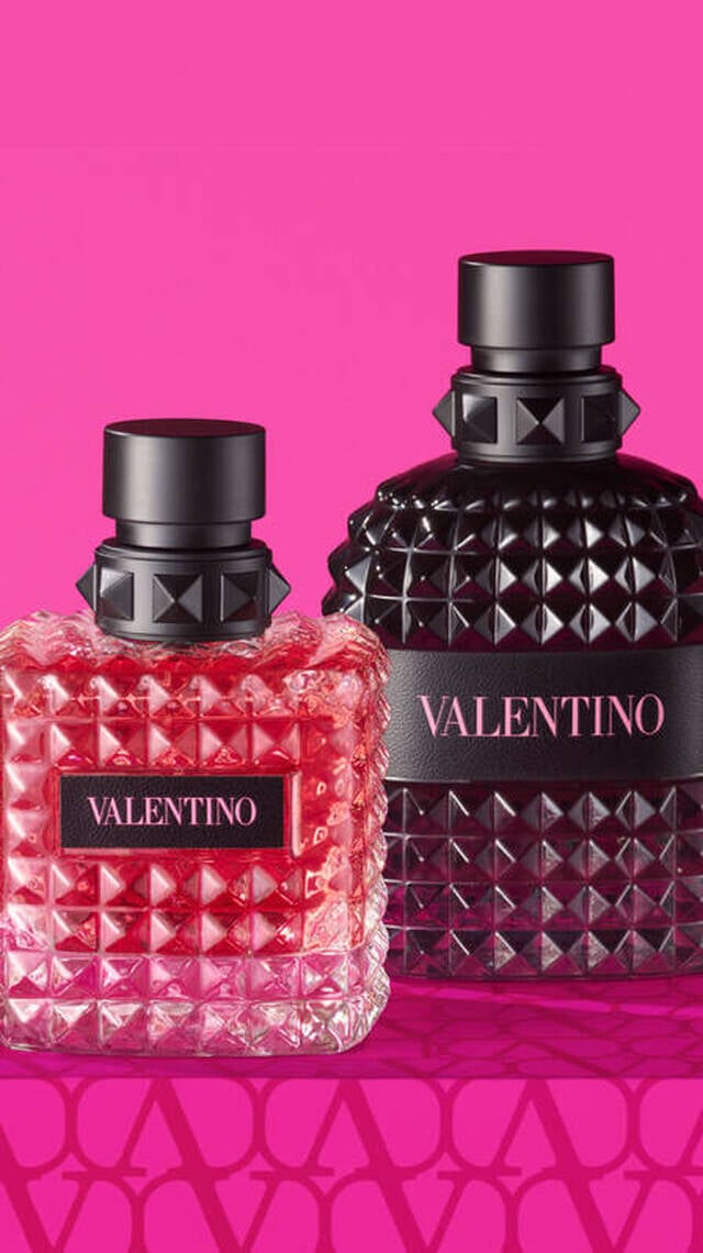 Afbeelding van twee parfumflessen van Valentino, een in een roze, vierkante fles en de ander in een zwarte fles, op een roze achtergrond.